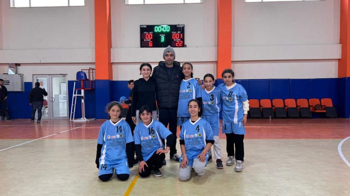 Okullar arası küçük  basketbol maçında  okullar arası basketbol turnuvasında okulumuz Mareşal Fevzi Çakmak ortaokulunu yenerek adını finale yazdırdı.