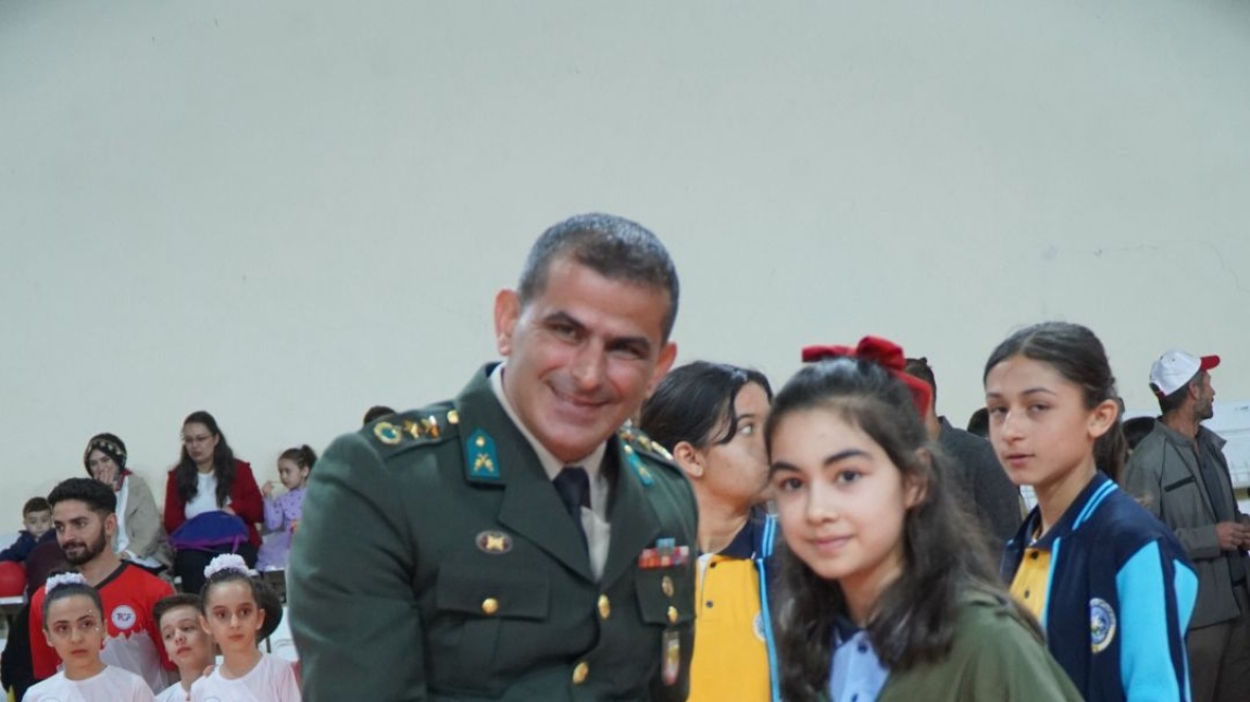 Öğrencimiz Fatmanur Güzelkaya 2025 23 Nisan Kutlama Etkinliklerinde İlçe  Şiir Birincisi Oldu.